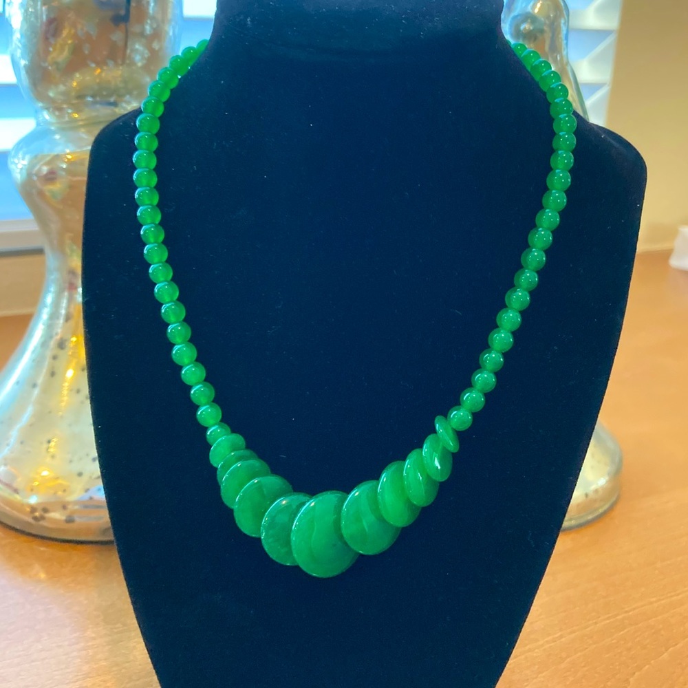 Green Jade Graduated Bead Necklace - Round & Disc Beads.
